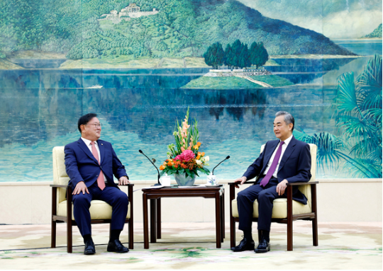 王毅会见韩中议员联盟会长金太年一行3 王毅会见韩中议员联盟会长金太年一行3
