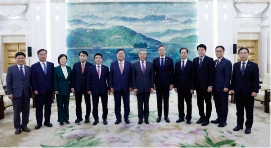 王毅会见韩中议员联盟会长金太年一行2 王毅会见韩中议员联盟会长金太年一行2