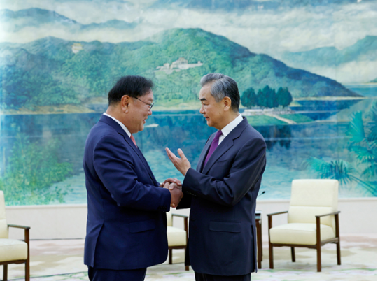 王毅会见韩中议员联盟会长金太年一行1 王毅会见韩中议员联盟会长金太年一行1